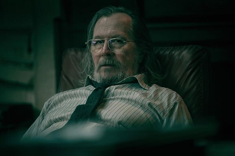 Jackson Lamb ist streng, riecht streng und gibt alles für seine Spione von der Resterampe: Oscar-Preisträger Gary Oldman führt die bei Apple TV die "Slow Horses" an. Jackson Lamb ist streng, riecht streng und gibt alles für seine Spione von der Resterampe: Oscar-Preisträger Gary Oldman führt die bei Apple TV die "Slow Horses" an.
