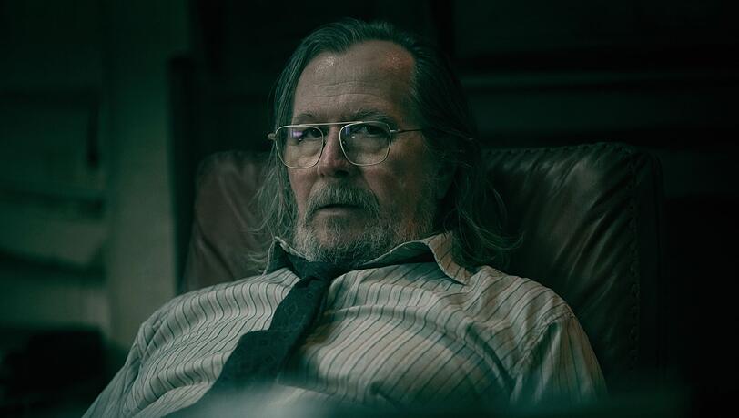 Jackson Lamb ist streng, riecht streng und gibt alles für seine Spione von der Resterampe: Oscar-Preisträger Gary Oldman führt die bei Apple TV die "Slow Horses" an. Jackson Lamb ist streng, riecht streng und gibt alles für seine Spione von der Resterampe: Oscar-Preisträger Gary Oldman führt die bei Apple TV die "Slow Horses" an.