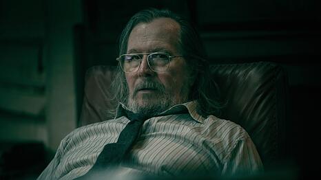 Jackson Lamb ist streng, riecht streng und gibt alles f&uuml;r seine Spione von der Resterampe: Oscar-Preistr&auml;ger Gary Oldman f&uuml;hrt die bei Apple TV die "Slow Horses" an.