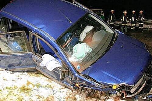 Tragischer Unfall auf der B12: Trotz Airbags starb der 79-Jährige an der Unfallstelle.