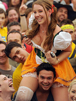 Wiesn: Na servus, junge Dame! Verschrien als größte Massenintoxikation der Welt ist das Oktoberfest vor allem eine riesen Flirt-Börse. A bisserl was geht nämlich immer ...