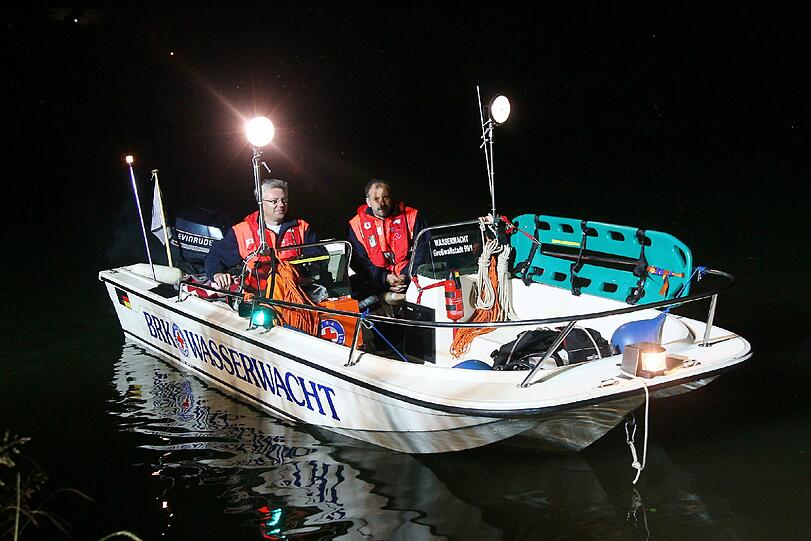 Helfer der Wasserwacht suchen in der Nacht mit einem Boot den Main nach dem vermissten 12-jährigen Mädchen ab. Nach knapp einer Stunde finden die Retter das Kind.