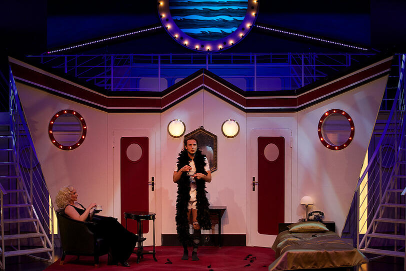 Anna Montanaro als Reno Sweeney und Hannes Muik als Lord Evelyn Oakleigh.