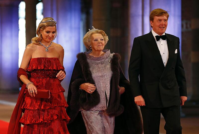Sie schreiten in eine neue Zukunft: Königin Beatrix (M.) mit ihrer Schwiegertochter Maxima und Sohn Willem Alexander.