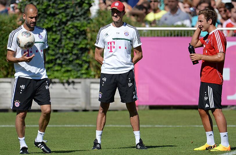 Pep Guardiola (l-r) mit Rehatrainer Thomas Wilhelmi und Mario Götze.