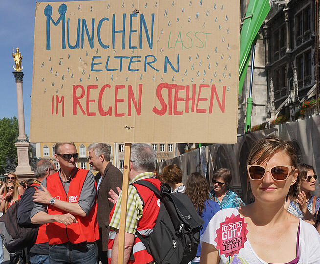 Mutter Stephanie (39): &bdquo;Ich bin frustriert und fühle mich alleingelassen. Als Mutter und gleichzeitig als Freiberuflerin bin ich am Ende meiner Kräfte. Warum stellt die Stadt uns Eltern nicht Räumlichkeiten zur Verfügung, damit wir Eltern uns organisieren können? Der Streik ist in Ordnung, aber wir Mütter brauchen dringend Hilfe.&ldquo;