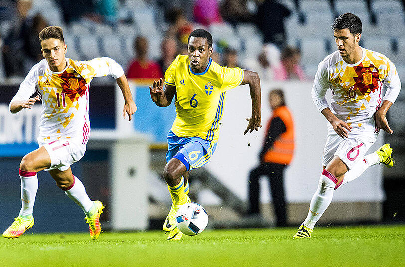 Machte am Montagabend sein Debüt in der schwedischen U21-Nationalmannschaft: Joel Asoro (m.).