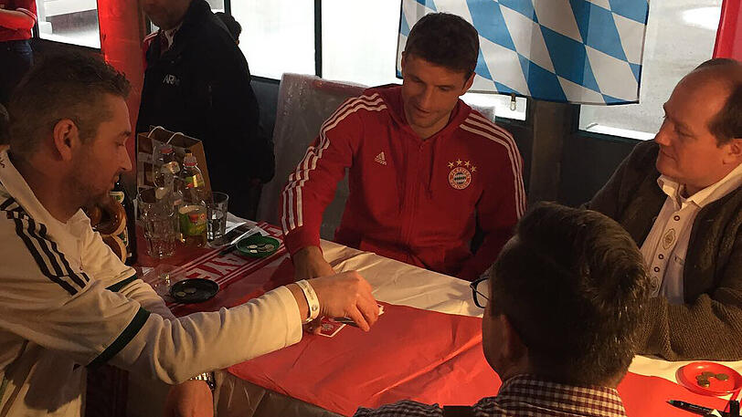 Bayern-Star Thomas Müller besuchte einen Fanklub in Regensburg: die Bilder.