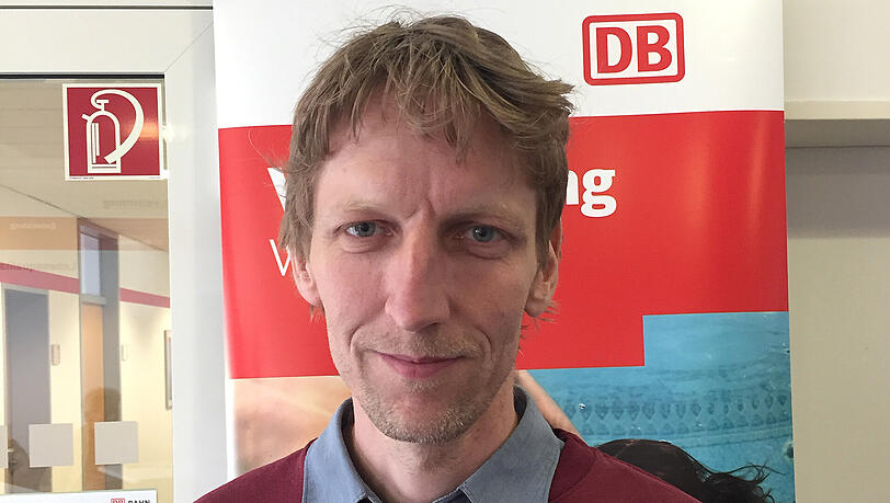 Holger Then (45): "Ich wollte schon als Kind Lokführer werden, dann war ich doch in der Lehre an der Universität. Jetzt will ich aber lernen, Züge zu steuern." Holger Then (45): "Ich wollte schon als Kind Lokführer werden, dann war ich doch in der Lehre an der Universität. Jetzt will ich aber lernen, Züge zu steuern."