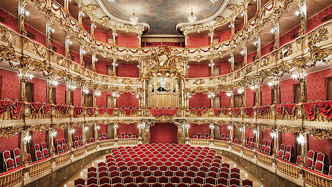 Rot und Gold dominieren im Cuvilliéstheater, das 1753 erstmals eröffnet wurde.