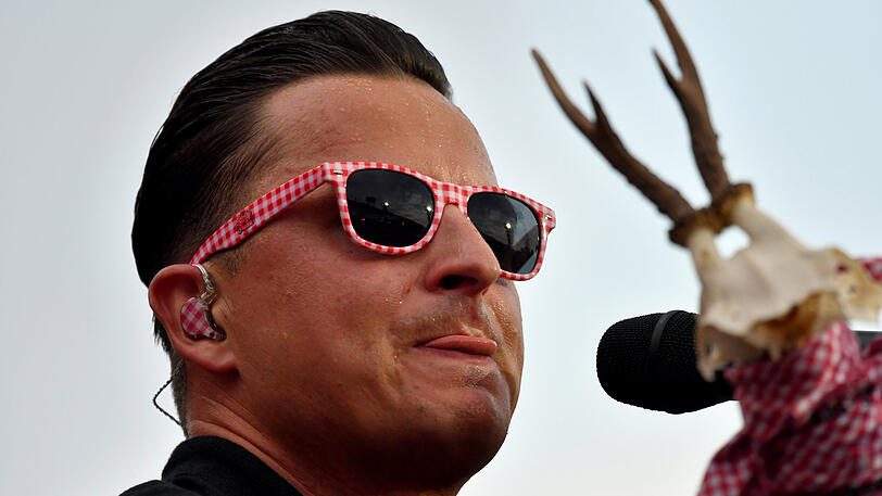 Volle Hütte im Olympiastadion: Andreas Gabalier rockte am Samstagabend in München vor 72.000 Zuschauern. Klicken Sie sich durch die Konzert-Bilder.
