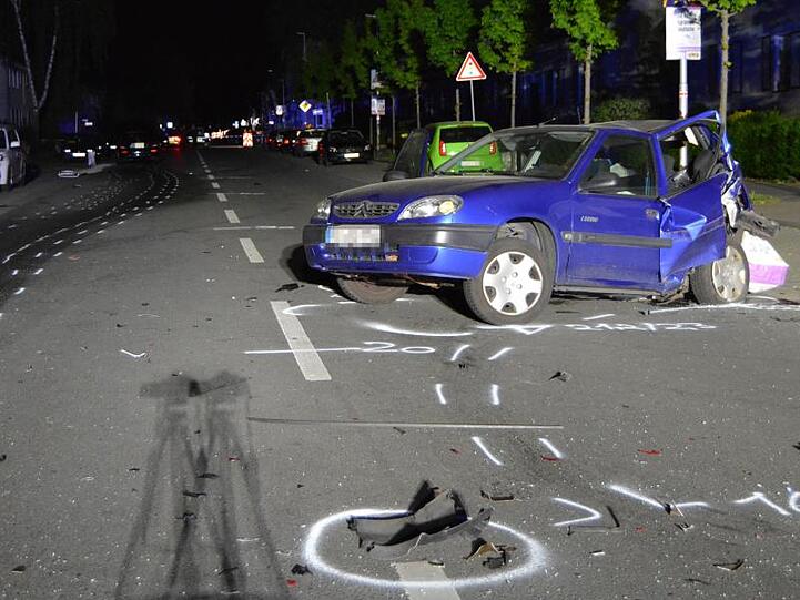 Nach einem mutmaßlichen Autorennen ist eine unbeteiligte Autofahrerin gestorben.