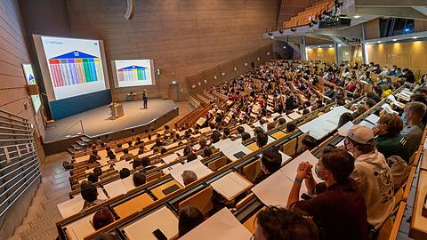Studenten nehmen an einer Präsenzveranstaltung im Audimax der Technischen Universität München teil.