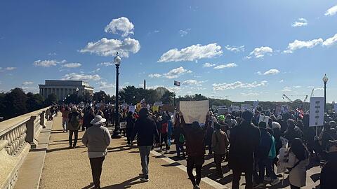 Die Demonstranten marschieren von der Memorial Bridge bis zum Washington Monument.