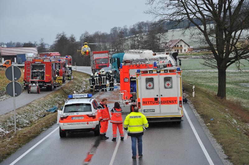 Horror-Unfall auf der B 299: Ein Rentner rast beim Überholen frontal in einen entgegenkommenden Sattelschlepper. Der 70-jährige Fahrer starb noch am Unfallort.