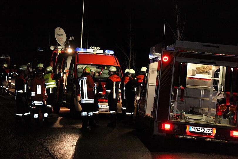 Spektakuläre Bilder: In Gangkofen (Landkreis Rottal-Inn) ist eine Lagerhalle durch ein Feuer vollständig zerstört worden. Die Feuerwehr kämpfte gegen die Flammen.