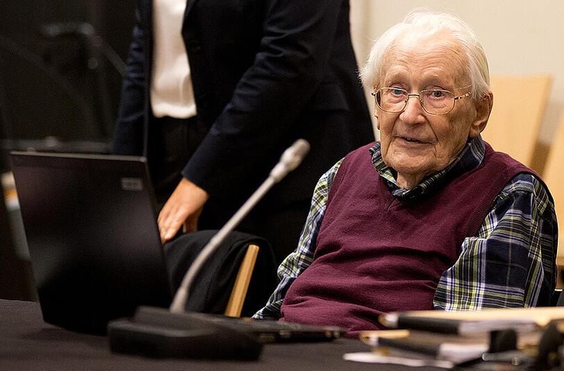 er Angeklagte Oskar Gröning sitzt im Gerichtssaal in Lüneburg.