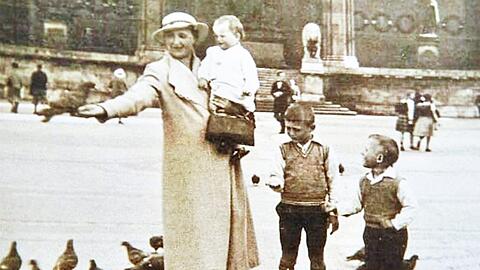 Vor der Feldherrnhalle füttert die Mutter des Autors, Elsa Stankiewitz, mit den Buben Karl Heinz und Alfred Tauben. Schwester Irmgard trägt sie auf dem Arm.
