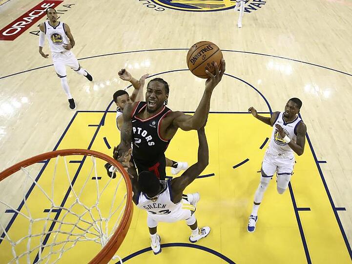 Kawhi Leonard (M) war mit 30 Punkten der erfolgreichste Punktesammler für die Raptors.