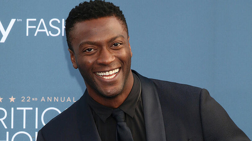 Aldis Hodge wird auf der Kinoleinwand zu Hawkman.