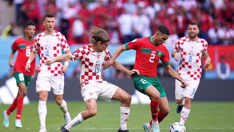 Marokkos Achraf Hakimi (r) und der Kroate Borna Sosa im Kampf um den Ball.