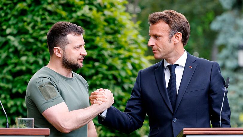 Der ukrainische Präsident Wolodymyr Selenskyj (l) und sein französischer Amtskollege Emmanuel Macron im vergangenen Sommer in Kiew. Der ukrainische Präsident Wolodymyr Selenskyj (l) und sein französischer Amtskollege Emmanuel Macron im vergangenen Sommer in Kiew.