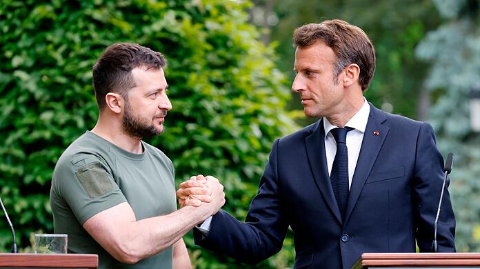 Der ukrainische Präsident Wolodymyr Selenskyj (l) und sein französischer Amtskollege Emmanuel Macron im vergangenen Sommer in Kiew.