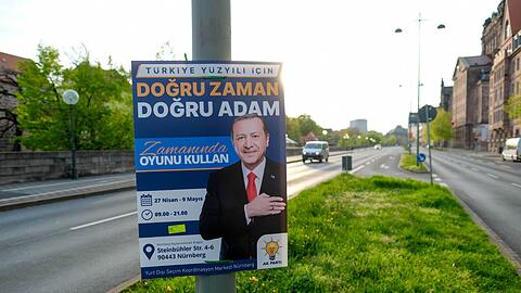 Plakate für die Präsidentenwahl in der Türkei hängen am Frauentorgraben in Nürnberg. Darauf ruft Erdogan türkische Wahlberechtigte auf, bei der Wahl am 14. Mai für ihn zu stimmen.