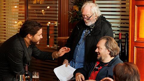 "Der Held vom Bahnhof Friedrichstraße": Wolfgang Becker mit Daniel Brühl (l.) und Charly Hübner bei den Dreharbeiten.
