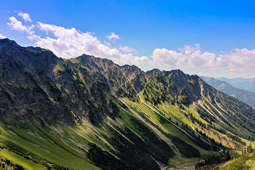 Das Nebelhorn liegt am nördlichen Alpenrand im Allgäu - einer populären Wanderregion - und ist imposante 2.224 Meter hoch. Ausgangspunkt für Wanderungen ist die Talstation im Wintersportort Oberstdorf. Hier startet auch die Nebelhornbahn. Die Gipfelregion bietet mit dem Nordwandsteig einen spektakulären Kurzwanderweg über eine Stahlkonstruktion an einer Felswand entlang. Das Nebelhorn liegt am nördlichen Alpenrand im Allgäu - einer populären Wanderregion - und ist imposante 2.224 Meter hoch. Ausgangspunkt für Wanderungen ist die Talstation im Wintersportort Oberstdorf. Hier startet auch die Nebelhornbahn. Die Gipfelregion bietet mit dem Nordwandsteig einen spektakulären Kurzwanderweg über eine Stahlkonstruktion an einer Felswand entlang.