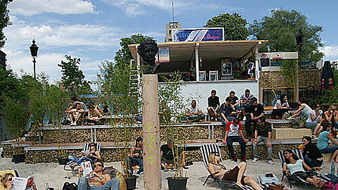 Party an der Isar: Der Kultur-Strand der Urbanauten an der Corneliusbrücke ist beliebt &ndash; nur die Anwohner fühlen sich durch den Lärm gestört.