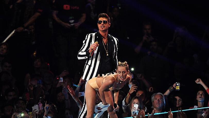 Miley Cyrus und Robin Thicke auf den MTV VMA 2013 Miley Cyrus und Robin Thicke auf den MTV VMA 2013