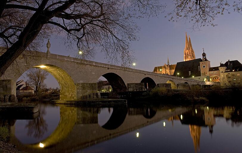 Bei der Leiche könnte es sich um den17-Jährigen handeln, der vergangenes Wochenende von der steinernen Brücke gesprungen ist!