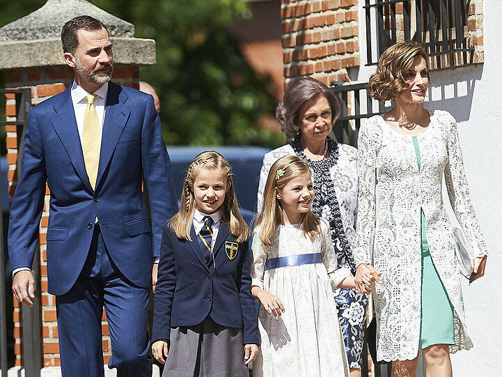 20. Mai: Erstkommunion in Spanien: Prinzessin Leonor von Spanien (10), die älteste Tochter des Königspaares, feierte am 20. Mai ihre Erstkommunion - ein wichtiger Tag für ein katholisches Mädchen in Spanien. Kein Wunder, dass die ganze Familie strahlte, als sie sich auf den Weg in die Kirche machte. Im Gegensatz zu ihrer kleinen Schwester Sofia (8), die im weißen Kleidchen mit blauer Schleife unterwegs war, trug Leonor die Schuluniform, wie alle anderen Kinder, die mit ihr die Erstkommunion empfingen.
