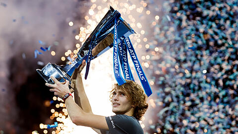 Ganz oben angekommen: Alexander Zverev am Sonntag mit der ATP-Trophäe in London.