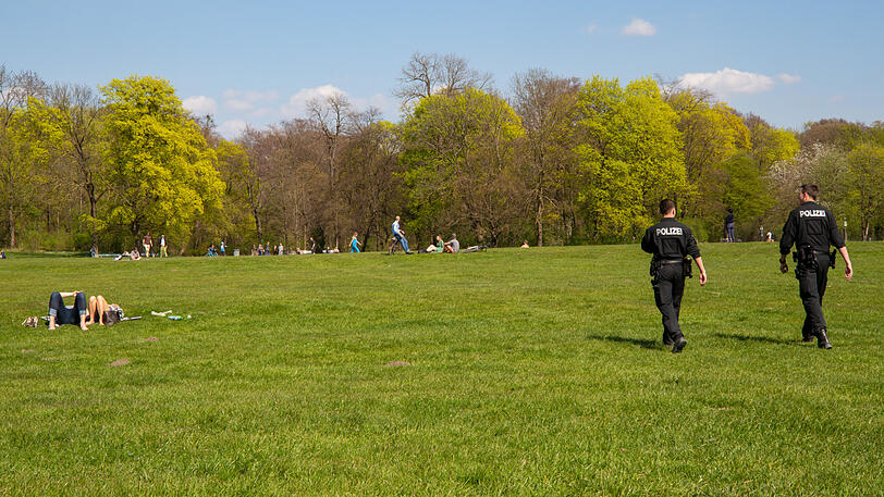 Polizisten haben in einem Park im fränkischen Hof mehrere Verstöße gegen die geltende Ausgangsbeschränkung festgestellt. (Symbolbild)