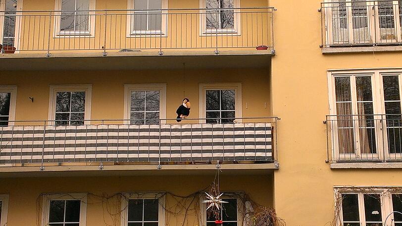 Dieser Tukan sonnt sich auf einem Balkon - ein Bild aus der Adalbertstraße.