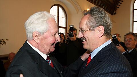 Zwei Vollblutpolitiker der Sozialdemokratie, die sich verstanden haben: Hans-Jochen Vogel gratuliert Münchens damaligem Oberbürgermeister Christian Ude 2007 zu dessen 60. Geburtstag.
