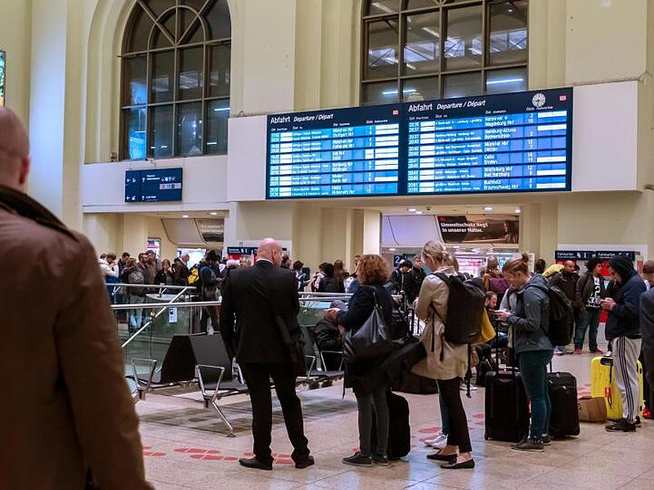 Reisende warten im Bahnhof von Hannover: Stürmischer Wind hatte für starke Störungen im Bahnverkehr in Norddeutschland gesorgt.