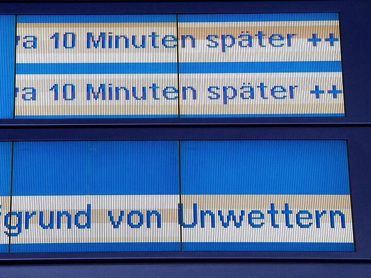 Eine Anzeigetafel weist auf Verspätungen der Bahn durch Unwetter hin. In Deutschland drohen durch Orkan "Sabine" erhebliche Verkehrsprobleme.