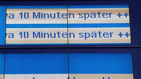 Eine Anzeigetafel weist auf Verspätungen der Bahn durch Unwetter hin. In Deutschland drohen durch Orkan "Sabine" erhebliche Verkehrsprobleme.