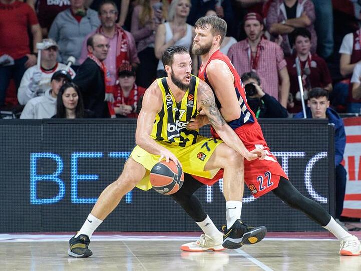 Münchens Danilo Barthel (r) blockt Joffrey Lauvergne von Fenerbahce Istanbul.