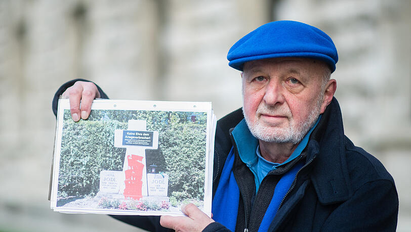 Wolfram Kastner zeigt ein Foto von seiner Aktion am Jodl-Grab.
