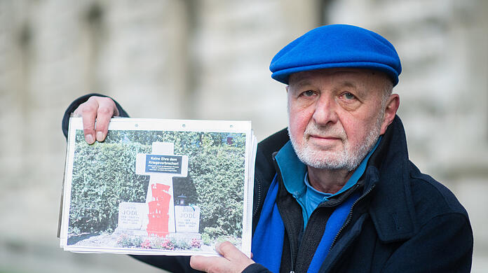 Wolfram Kastner zeigt ein Foto von seiner Aktion am Jodl-Grab.