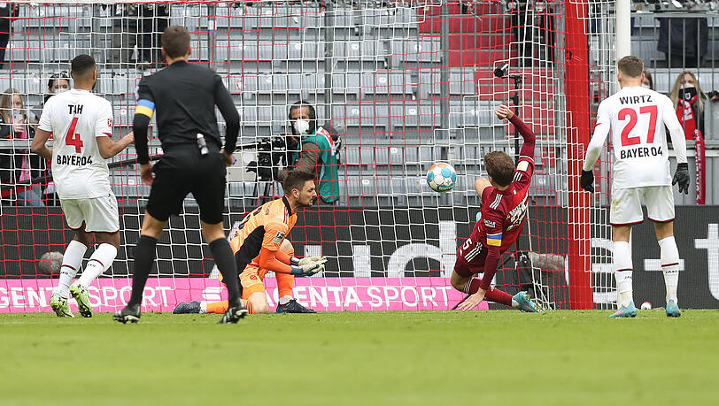 Müller ist zur Stelle - diesmal aber ins eigene Tor: Der Bayern-Stürmer (r., in Rot) erzielt für Bayer Leverkusen das 1:1. Müller ist zur Stelle - diesmal aber ins eigene Tor: Der Bayern-Stürmer (r., in Rot) erzielt für Bayer Leverkusen das 1:1.