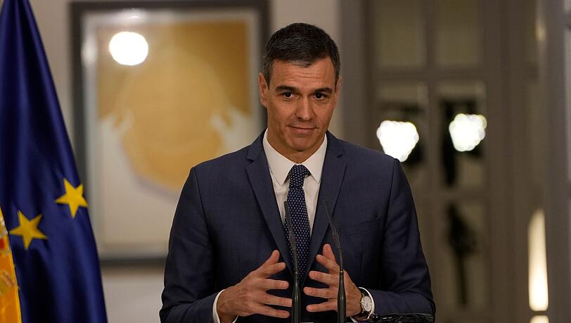 Spaniens Ministerpräsident Pedro Sanchez spricht während einer Pressekonferenz in der spanischen Botschaft in Peking.