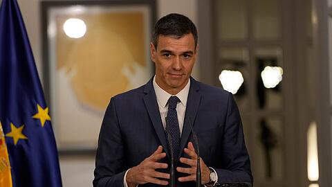 Spaniens Ministerpräsident Pedro Sanchez spricht während einer Pressekonferenz in der spanischen Botschaft in Peking.