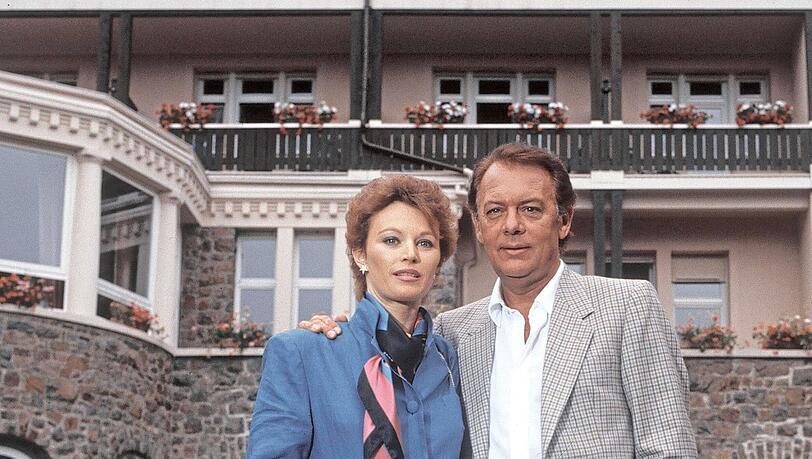 Ilona Grübel und Klausjürgen Wussow (Hauptrolle als Professor Klaus Brinkmann) 1987 am Set.