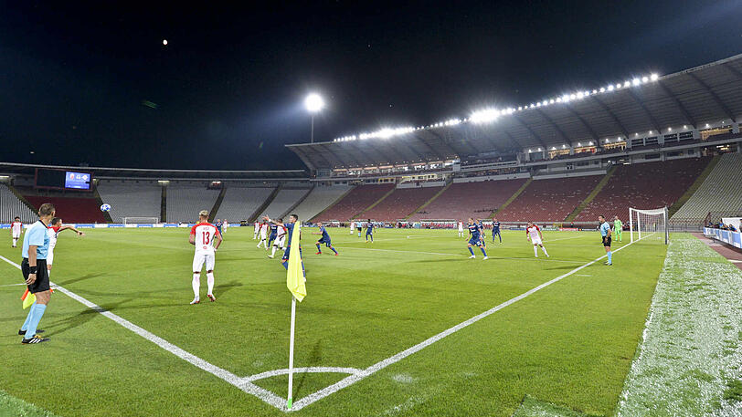 Fußballspiel vor leeren Rängen: Ein Bild vom Geisterspiel zwischen Belgrad und Salzburg im August 2018.
