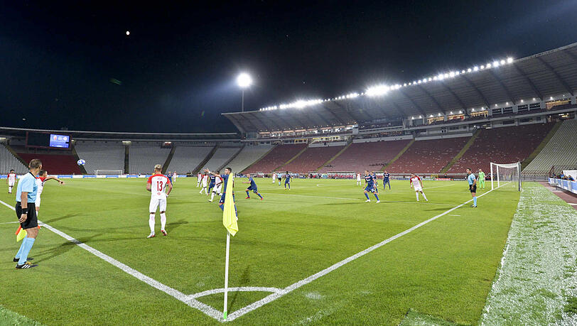 Fußballspiel vor leeren Rängen: Ein Bild vom Geisterspiel zwischen Belgrad und Salzburg im August 2018. Fußballspiel vor leeren Rängen: Ein Bild vom Geisterspiel zwischen Belgrad und Salzburg im August 2018.